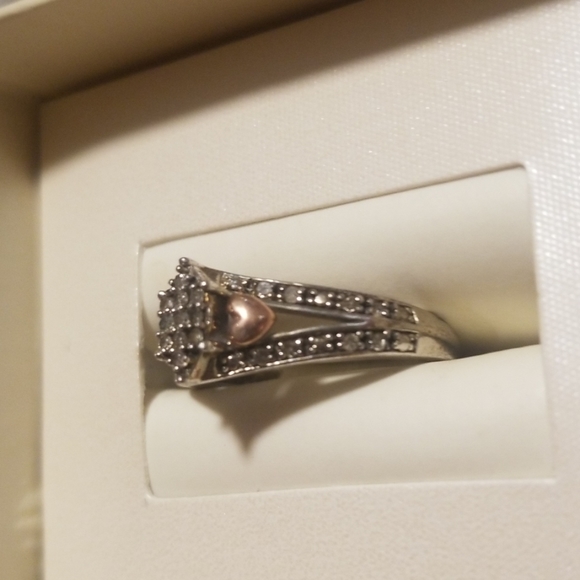 1/6 ct Diamond Ring - Picture 2 of 3